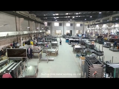 أدخل المصنع، والمركبة بين ذراع الروبوت، وشعر بسحر العلوم والتكنولوجيا!